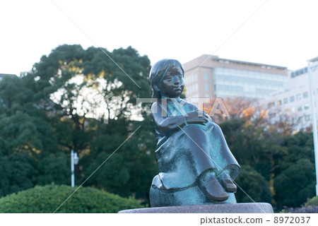 穿紅鞋的女孩 8972037