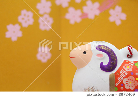 Sheep in front of unprimed screen 8972409