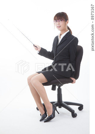 坐在辦公室椅子的婦女 8973167