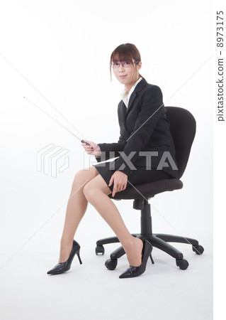 坐在辦公室椅子的婦女 8973175