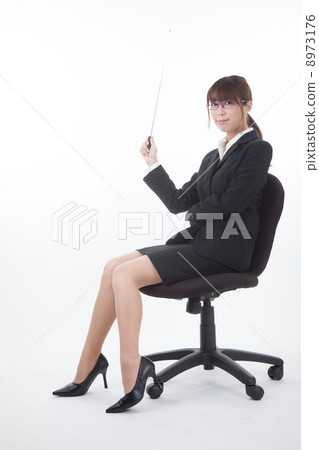 坐在辦公室椅子的婦女 8973176
