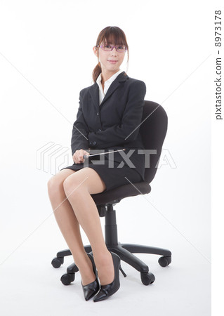 坐在辦公室椅子的婦女 8973178