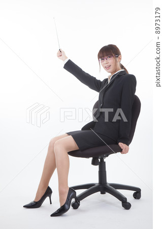 坐在辦公室椅子的婦女 8973179