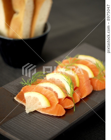 Japanese hors d'oeuvres salmon served with Marinated Focaccia (up) 8975047