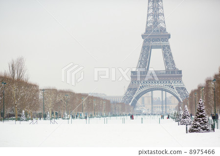 Snowy day in Paris, France Snowy day in Paris, France 8975466
