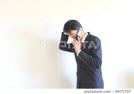 在移動設備上道歉的薪水男 在移動設備上道歉的薪水男 8975797