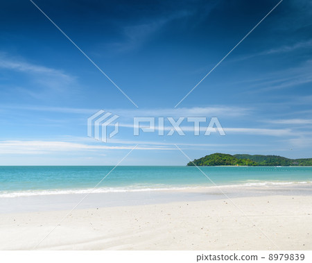 Beautiful tropical beach and blue sky 8979839