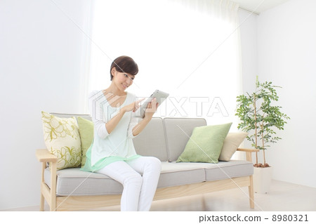A woman who operates a tablet 8980321