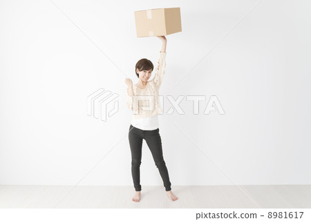 有紙板箱的一名婦女 8981617