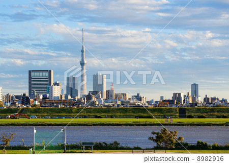 東京天空樹傳播的藍天和河手住宅區 東京天空樹傳播的藍天和河手住宅區 8982916