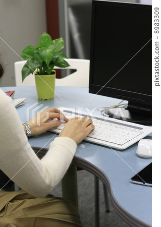 Female operator 8983309