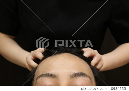 接受頭皮按摩的人的圖像 接受頭皮按摩的人的圖像 8984333