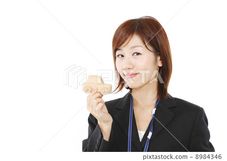 有汽車的模型的一名婦女 有汽車的模型的一名婦女 8984346