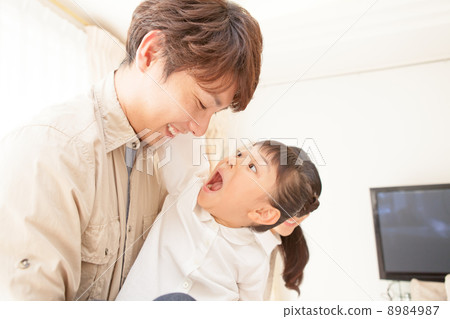 我喜歡和爸爸一起玩的幼兒園小孩 8984987