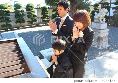 Worship with family 8987187