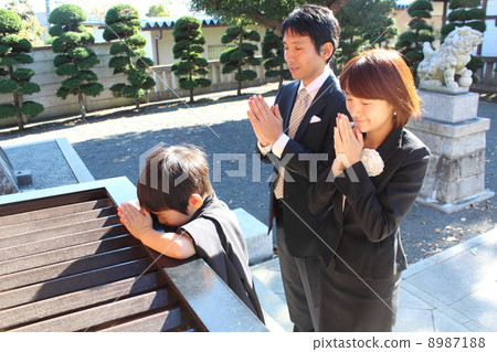 Worship with family 8987188