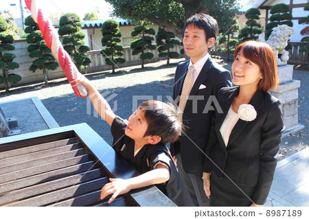 Worship with family 8987189