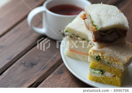 Mixed sandwich and hot tea 8990786
