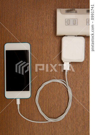 使用通用電源為智能手機充電 使用通用電源為智能手機充電 8991741
