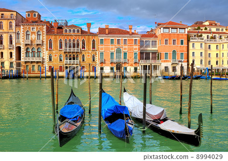 Gondolas on Grand Canal in Venice, Italy. 8994029