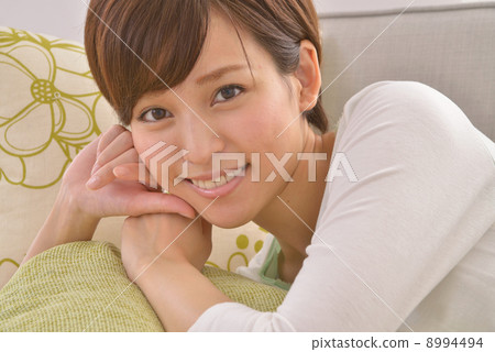 在房間裡放鬆 8994494