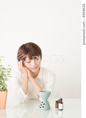 一個女人享受芳香油 一個女人享受芳香油 8994626