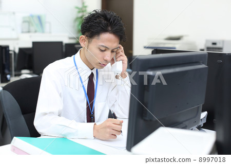 工作的員工 8997018