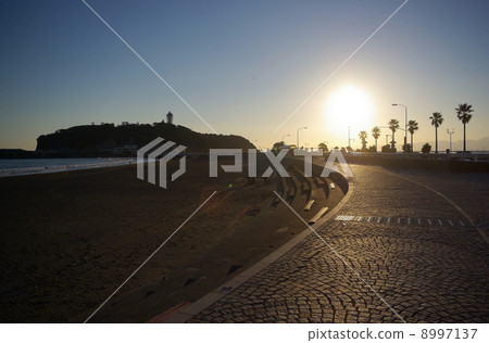 Enoshima and sunset seen from Katase Higashihama 8997137