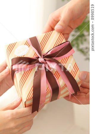 Hands to give gifts Hands to give gifts 8998519