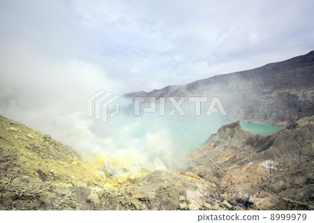 Sulfur Mine at Khawa Ijen Volcano Sulfur Mine at Khawa Ijen Volcano 8999979