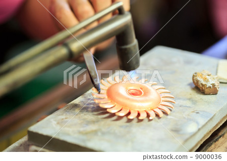 Goldsmith working 9000036