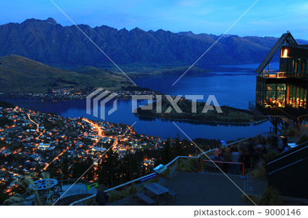 Queenstown at night 9000146