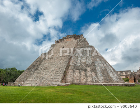 Pyramid of the Magician in Uxmal, Yucatan, Mexico Pyramid of the Magician in Uxmal, Yucatan, Mexico 9003640