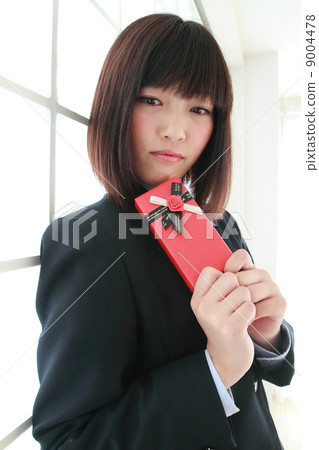 女孩高中學生充滿愛的禮物 女孩高中學生充滿愛的禮物 9004478