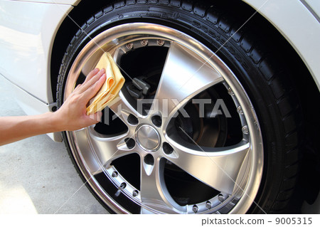 Hand with a microfiber wipe the car polishing 9005315