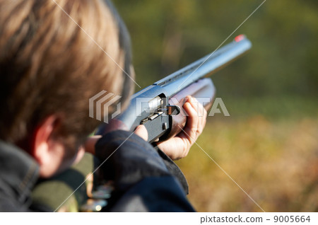 Shooter takes aim for shot 9005664