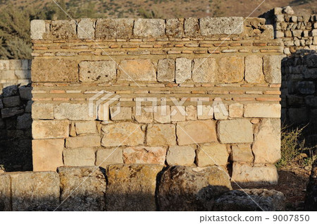 Base of earthquake resistant structure 9007850