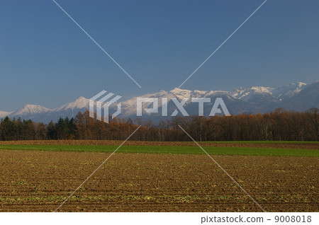 Snowscape's Tokachi ridge and late autumn rural landscape Snowscape's Tokachi ridge and late autumn rural landscape 9008018