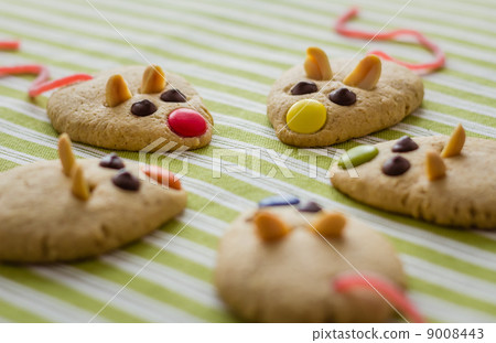 Cookies with mouse shaped and red licorice tail 9008443