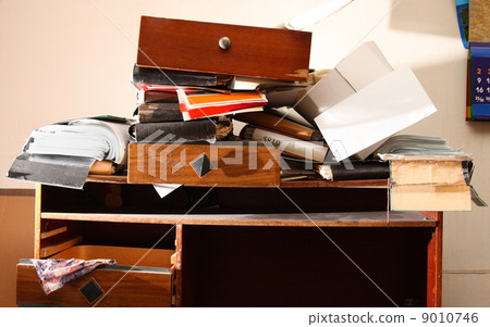 Messy workplace 9010746