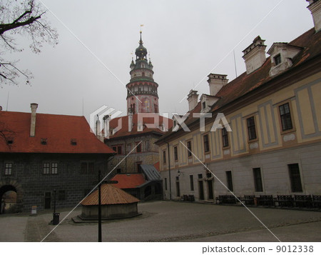 Walking around the city of Czech Republic (inside the precinct of Cesky Krumlov Castle) 9012338