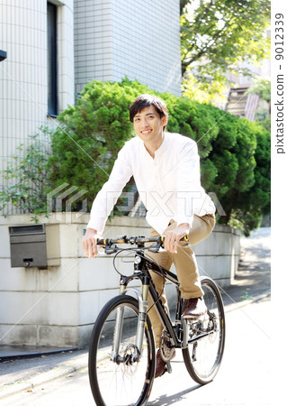 A man riding a mountain bike 9012339