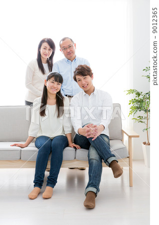 Two generations family image 9012365