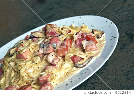 spaghetti carbonara 9012814