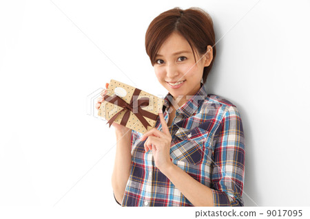 A woman showing a present 9017095