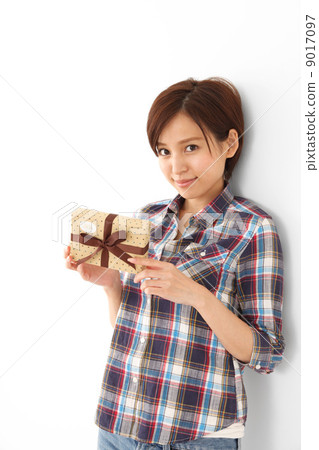 A woman showing a present 9017097