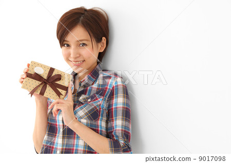 A woman pointing to a gift 9017098