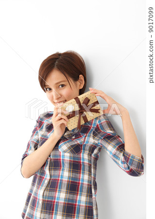 A woman holding a present 9017099