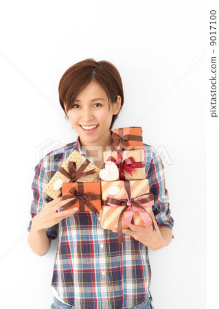 A woman holding lots of gifts 9017100