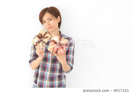 A woman with plenty of gifts 9017101